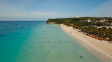 Tropikal adada hava manzaralı güzel bir plaj. Filipinler Boracay Adası.