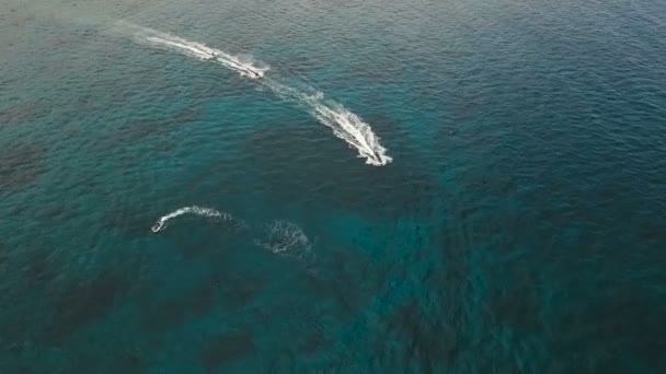 Riders op jetski. Boracay island, Filippijnen. — Stockvideo