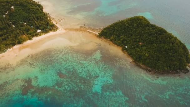Antenn Visa vacker strand på en tropisk ö. Filippinerna, El Nido. — Stockvideo