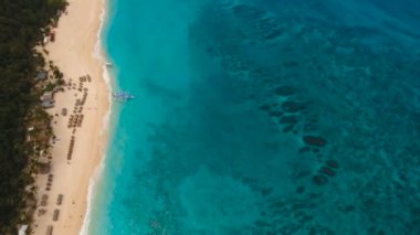 Tropikal adada hava manzaralı güzel bir plaj. Filipinler Boracay Adası.