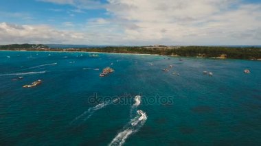 Biniciler jet ski üzerinde. Boracay Adası Filipinler.