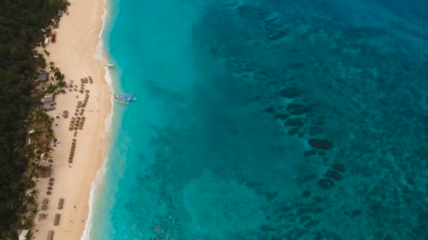 Vista aérea hermosa playa en la isla tropical. Isla de Boracay Filipinas. — Vídeos de Stock