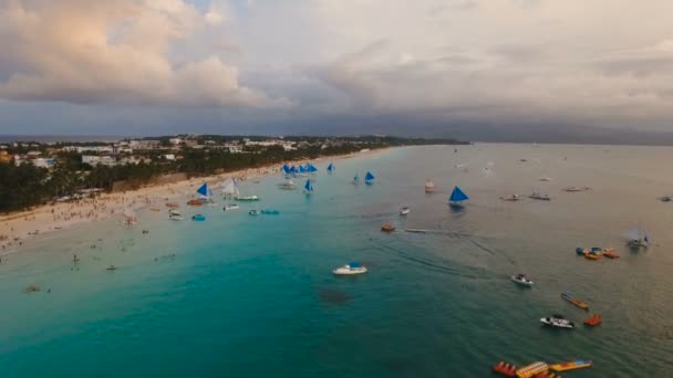 Hermosa puesta de sol sobre el mar, vista aérea. Isla de Boracay Filipinas . — Vídeo de stock