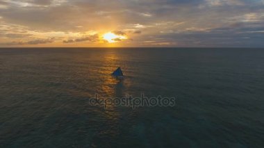 Deniz, hava görünümünü üzerinde güzel gün batımı. Boracay Adası Filipinler.
