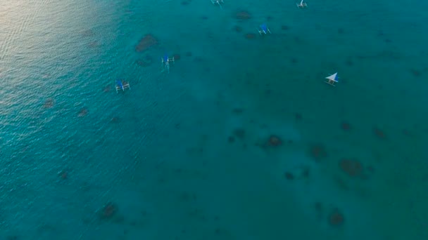 바다, 공중 보기에 아름 다운 일몰입니다. 보라 카이 섬 필리핀. — 비디오