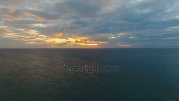 Piękny zachód słońca nad morzem, widok z lotu ptaka. Boracay island, Filipiny. — Wideo stockowe