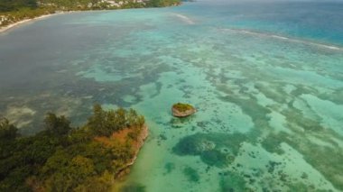 Tropikal adada hava manzaralı güzel bir plaj. Filipinler Boracay Adası.