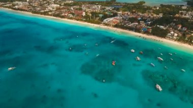 Tropikal adada hava manzaralı güzel bir plaj. Filipinler Boracay Adası.