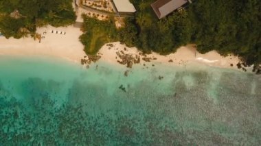 Tropikal adada hava manzaralı güzel bir plaj. Filipinler Boracay Adası.