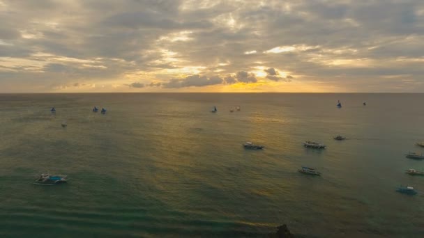 Krásný západ slunce nad mořem, letecký pohled. Boracay island Filipíny. — Stock video