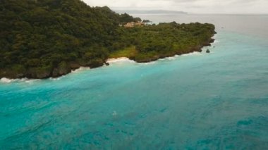 Sahil denizde fırtınalı hava. Havadan görünümü: Boracay Adası Filipinler.