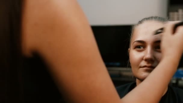 由年轻女子组成的专业化妆艺术家 — 图库视频影像