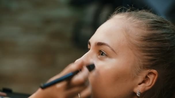 Tworzą artysta robi profesjonalny makijaż młodej kobiety — Wideo stockowe