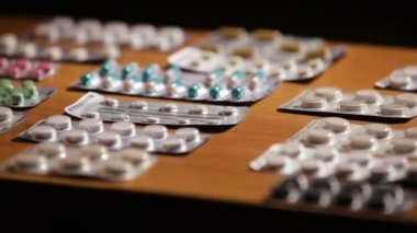 Tabletler ve hapları masada paketleme