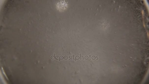 Bruistablet vallen in water — Stockvideo