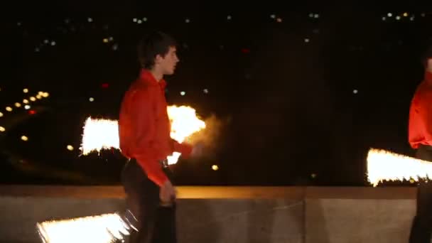 Spectacle de feu dans la nuit. — Video