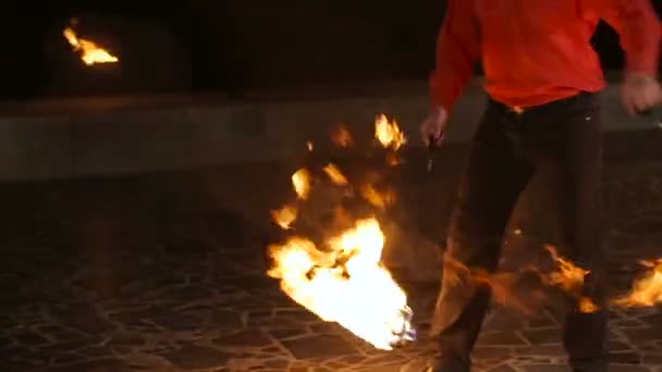 Espectáculo de fuego en la noche. — Vídeos de Stock