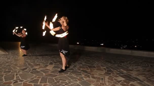 Feuershow in der Nacht. — Stockvideo