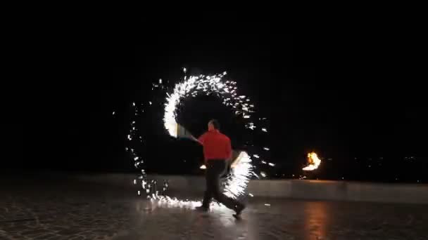 Spettacolo di fuoco nella notte. — Video Stock