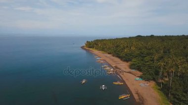 Anteni ile volkanik kum plaj tropikal adada güzel sahil şeridi görüntüleyin. Camiguin Adası Filipinler.