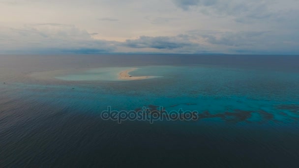 Вид с воздуха красивый пляж на тропическом острове. Камигинский остров Филиппины . — стоковое видео