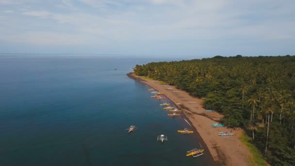 Vista aerea bellissima costa sull'isola tropicale con spiaggia di sabbia vulcanica. Isola di Camiguin Filippine . — Video Stock
