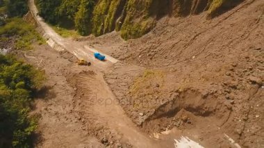 Heyelan dağlarda yolda. Camiguin Adası Filipinler.