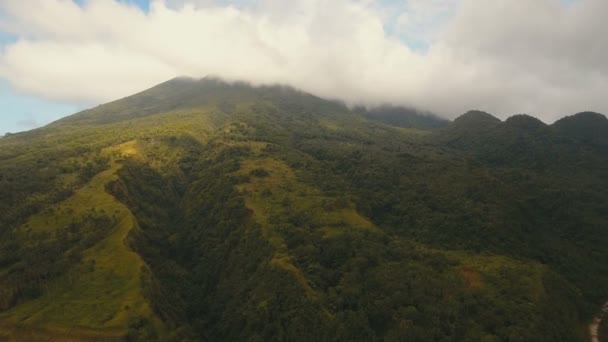 Tropikal orman dağlarda. Camiguin Adası Filipinler. — Stok video