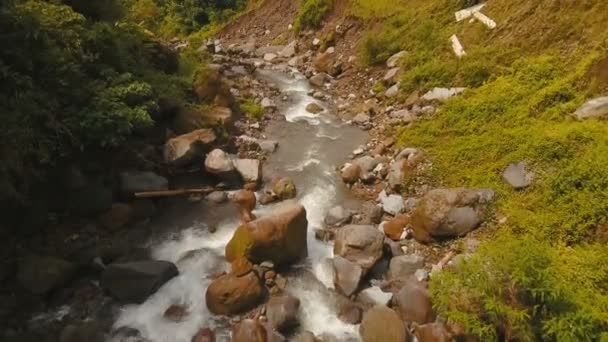 Río Montaña en el bosque lluvioso.Isla de Camiguin Filipinas . — Vídeos de Stock