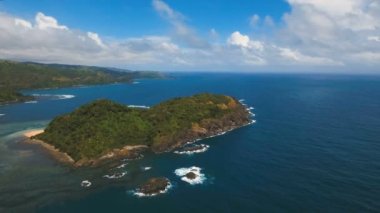 Tropik ada, plaj, kayalar ve dalgalar deniz manzarası. Catanduanes, Filipinler.