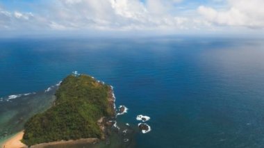 Tropik ada, plaj, kayalar ve dalgalar deniz manzarası. Catanduanes, Filipinler.