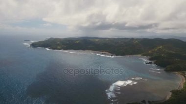 Tropik ada, plaj, kayalar ve dalgalar deniz manzarası. Catanduanes, Filipinler.