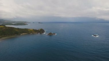 Tropik ada, plaj, kayalar ve dalgalar deniz manzarası. Catanduanes, Filipinler.