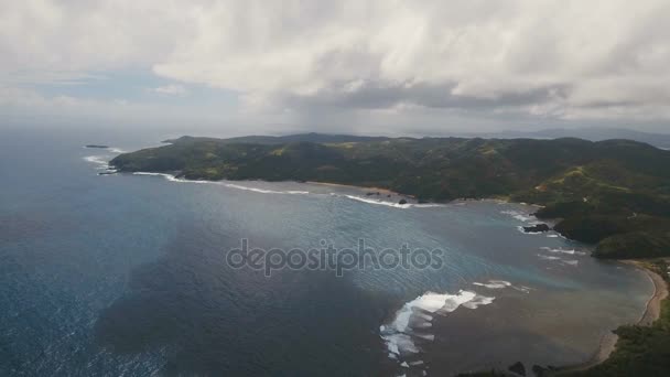 Tropik ada, plaj, kayalar ve dalgalar deniz manzarası. Catanduanes, Filipinler. — Stok video