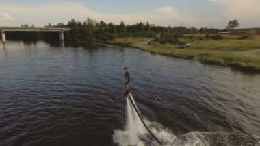 Yönetim Kurulu rider getirin. Sinek kurulu binici. Hava video.