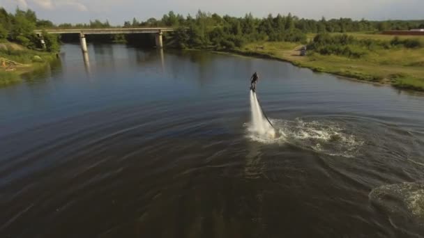 Pilote de planche à voile sur la rivière.Vidéo aérienne. — Video