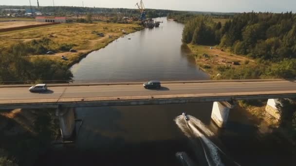 Wakeboarder surfen auf dem Flus.Luftbild. — Stockvideo