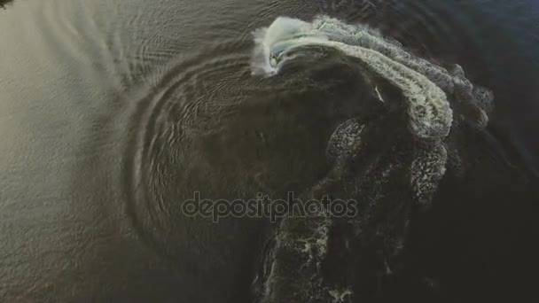 Meisje op de jetski in de rivier.Luchtfoto. — Stockvideo