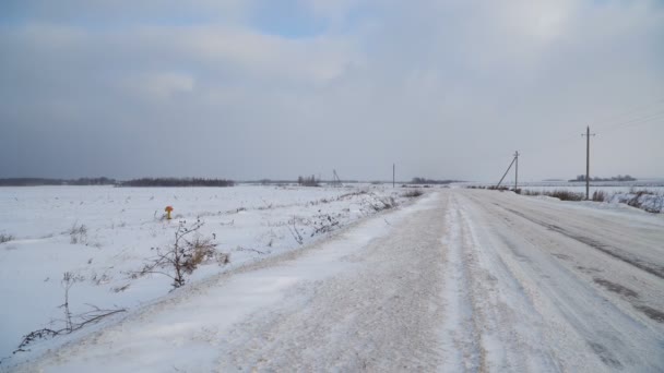 Winterlandschap van velden en wegen. — Stockvideo