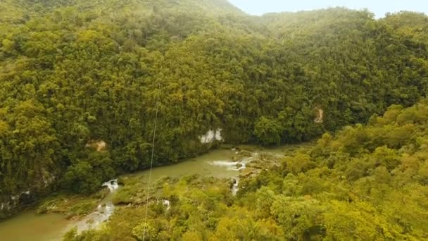 Zipline da atração na selva na ilha de Bohol, Filipinas . — Vídeo de Stock