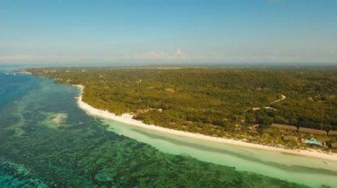 Hava güzel bir plaj tropikal bir adada görüntüleyin. Filipinler, Bohol.