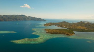 Hava manzaralı tropikal göl, deniz, sahil. Tropikal ada. Busuanga, Palawan, Filipinler.