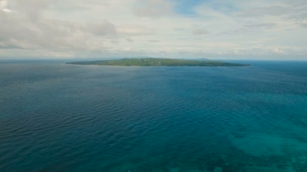 Vista aérea isla tropical. Filipinas.Isla de Carabao — Vídeos de Stock