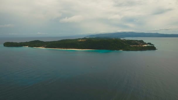 Vista aérea hermosa playa en la isla tropical. Isla de Boracay Filipinas. — Vídeos de Stock