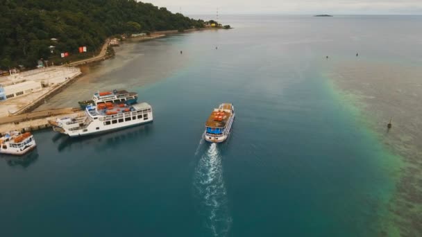 Tengeri személyszállító komp kikötő légifelvételek. Camiguin island, Fülöp-szigetek. — Stock videók