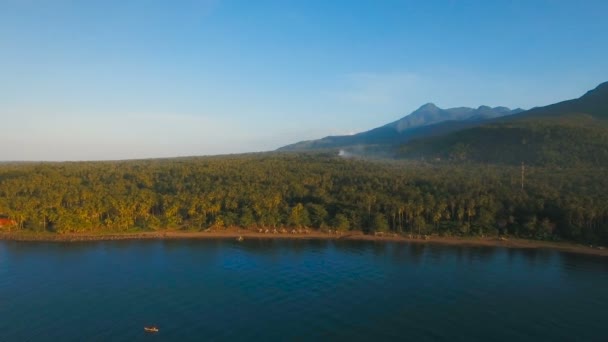 Anteni ile volkanik kum plaj tropikal adada güzel sahil şeridi görüntüleyin. Camiguin Adası Filipinler. — Stok video