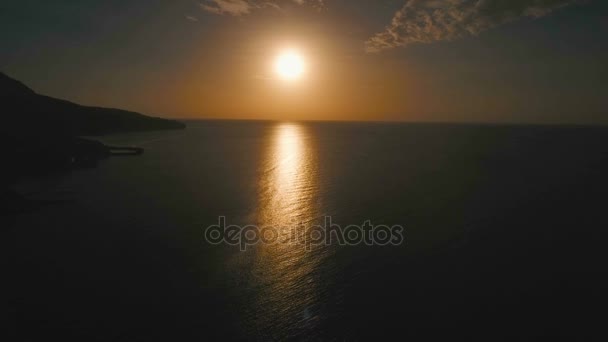 Belo pôr do sol ou nascer do sol sobre o mar, vista aérea. Filipinas . — Vídeo de Stock