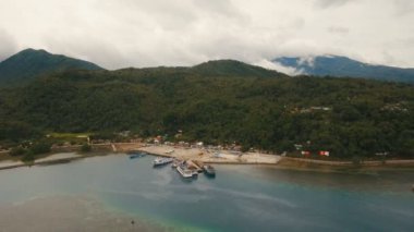 Deniz yolcu feribot liman havadan görünümü. Camiguin Island, Filipinler.