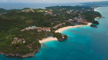 Tropikal adada hava manzaralı güzel bir plaj. Filipinler Boracay Adası.