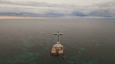 Denizde katolik haçı.